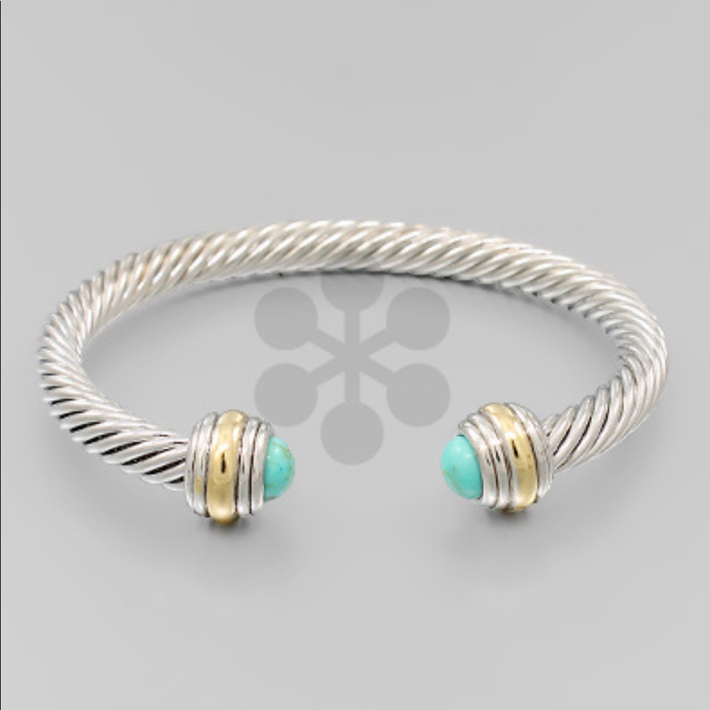 Bracelet .-